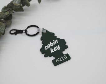 Llavero acrílico personalizado con forma de cabaña en un árbol – Regalo personalizado para AirBNB