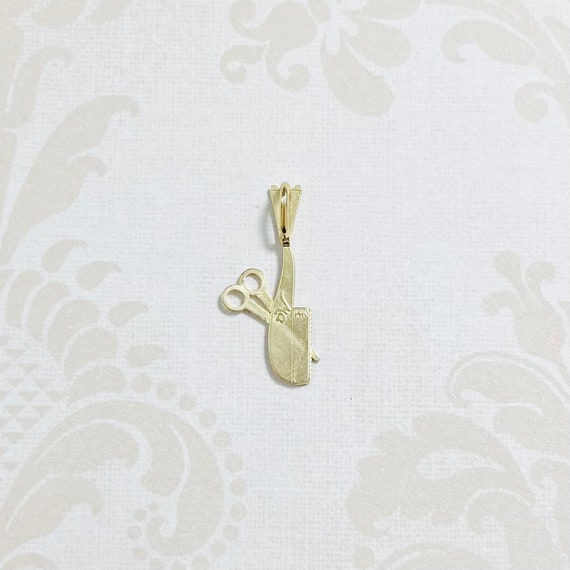 14K Gold Scissors and Comb Estate Charm - image 3