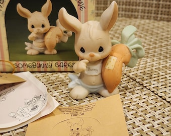 Figura vintage de Precious Moment "Somebunny Cares" con caja (IOB)