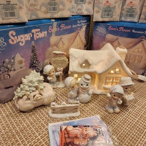 Vintage Precious Moments Porcelain Sugar Town &quot;Sam&#39;s House&quot; COMPLETE 7 Pc SET with box  (IOB) (Retired Sugar Town)