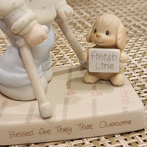 Figura vintage de Precious Moments “Bienaventurados los que vencen” con caja (IOB) imagen 10