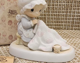 Figura vintage de Precious Moments “El amor lo cubre todo” con caja (IOB)