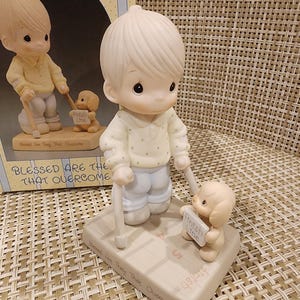 Figura vintage de Precious Moments “Bienaventurados los que vencen” con caja (IOB) imagen 1