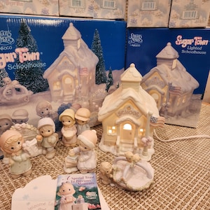 Vintage Precious Moments Porcelain Sugar Town &quot;Schoolhouse&quot; COMPLETE 6 Pc SET with box  (IOB) (Retired Sugar Town)