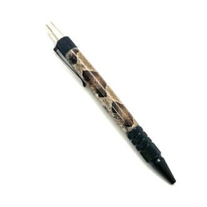 Penna personalizzata in pelle di serpente Copperhead - Assemblata su una penna a scatto nera Everyday Carry