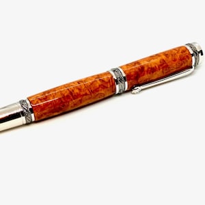 Amboyna Burl de grado de exposición en un kit de bolígrafo Majestic de tamaño completo