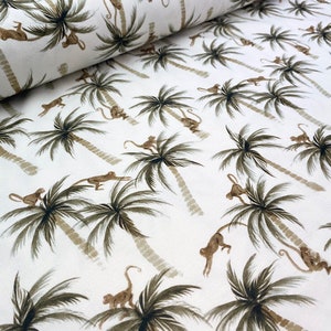 Könnte beinhalten: Weißer Stoff mit einem sich wiederholenden Muster aus braunen Affen, die an Palmen schwingen. Die Affen sind in verschiedenen Posen und die Palmen haben grüne Wedel.