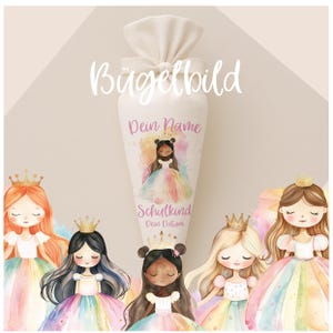 Puede incluir: Una bolsa de regalo blanca en forma de cono con una ilustración de princesa y texto. La bolsa está atada con una cinta blanca y presenta las palabras "Bügelbild", "Dein Name", "Schulkind" y "Dein Datum". Alrededor de la bolsa hay ilustraciones de princesas con vestidos coloridos.