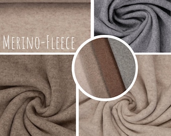 Könnte beinhalten: Eine Collage von Merino-Fleece-Stoffmustern in verschiedenen neutralen Farben, darunter Grau, Beige und Braun. Der Stoff wird in Nahaufnahmen gezeigt, die seine Textur und seinen Fall hervorheben. Der Text "MERINO-FLEECE" wird in Weiß angezeigt.