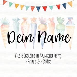 Op de afbeelding: Waterverfillustratie met kleurrijke, kegelvormige ontwerpen, elk met een unieke top en strik. De tekst "Dein Name" is geschreven in een sierlijk lettertype. Een banner met kleurrijke vlaggen hangt boven de kegels. De tekst "Als Bügelbild in Wunschschrift, -Farbe & -Größe" staat eronder.