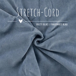 Può includere: Primo piano di tessuto stretch-cord color blu polvere. Il tessuto ha una trama a coste ed è leggermente piegato, creando ombre e profondità. Le parole "STRETCH-CORD" sono scritte in bianco, insieme a "DUSTY BLUE // RAUCHIGES BLAU".