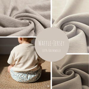 Könnte beinhalten: Eine Collage mit Bildern von hellbeigem Waffelstrickstoff. Nahaufnahmen zeigen die Textur und die Falten des Stoffes. Der Text "WAFFLE-JERSEY 100% BAUMWOLLE" ist in einem Kreis dargestellt. Ein Kind trägt ein Oberteil aus Waffelstrick.