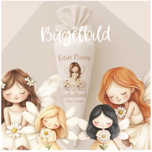 Może przedstawiać: Biała, stożkowata torba szkolna ze związanym wierzchem, z ilustracją wróżki i tekstem "Bügelbild", "Dein Name" i "Schulkind". Cztery kreskówkowe wróżki z zamkniętymi oczami i stokrotkami otaczają torbę.