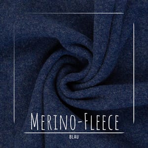Könnte beinhalten: Nahaufnahme eines tiefblauen Merino-Fleece-Stoffs. Der Stoff ist dicht gewebt und hat ein weiches, strukturiertes Aussehen. Die Wörter "MERINO-FLEECE" und "BLAU" sind in weißem Text dargestellt.