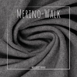 Op de afbeelding: Close-up van grijze Merino-Walk stof met een zachte, getextureerde uitstraling. De stof is gevouwen en gedraaid, waardoor een patroon van schaduwen en highlights ontstaat. De tekst "MERINO-WALK" en "MELIERT GRAU" worden in een witte kader weergegeven.