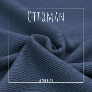 Könnte beinhalten: Nahaufnahme eines strukturierten, marineblauen Stoffes mit Rippenmuster. Das Wort "OTTOMAN" wird in Weiß innerhalb eines weißen Quadrats angezeigt. Der Text "JEANS BLAU" ist ebenfalls in Weiß zu sehen.