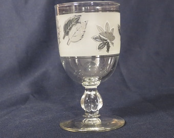 Copa o vaso para agua con tallo de hojas caídas de plata Libbey, década de 1960