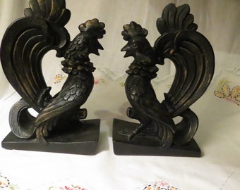 Paire de figurines ou serre-livres Universal Statuaire craie coqs 1958