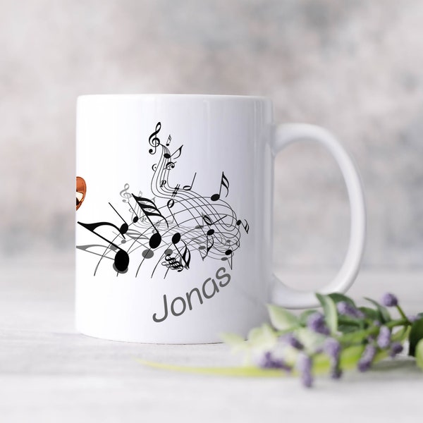 Personalisierte Musiker-Tasse. Kaffeetasse mit Noten, Trompete und mit Namen. Perfekt als Geschenk für Trompeter, Trompeterinnen.