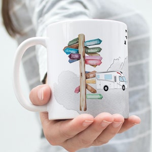 Camper-Tasse mit Wohnmobil in den Bergen mit Namen. Personalisierte Tasse für Wohnmobil-Liebhaber aus Keramik. Prima Geschenk für Camper