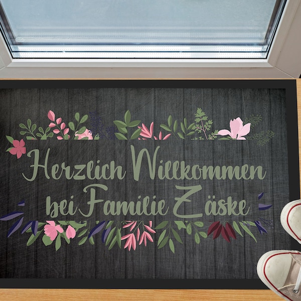 Personalisierte Fußmatte Herzlich Willkommen im Blumendesign. Fußabstreifer in zwei Größen.