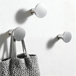 Väggkrok i borstad nickelmässing: Modern metallkrok för kapp-, handduks- och nyckelhängare