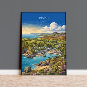 Puede incluir: Una lámina enmarcada que representa un paisaje costero de Devon, Inglaterra. La ilustración muestra un puerto azul con barcos, colinas verdes, acantilados rocosos y una playa de arena bajo un cielo azul con nubes blancas. El texto dice DEVON England.