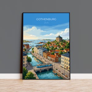 以下が含まれることがあります： スウェーデンのヨーテボリを描いた額装されたトラベルポスター。運河にかかる石橋を渡る青い路面電車が特徴です。カラフルな建物、丘の上の要塞、白い雲が浮かぶ青い空が描かれています。テキストは「GOTHENBURG Sweden」と記されています。