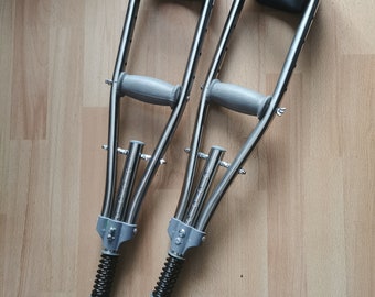 Vierbeiniges stelzenkostuem