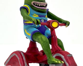 Alien on a tricycle/Alien en triciclo de paseo.
