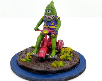Alien by tricicle/ Alien en triciclo de paseo.