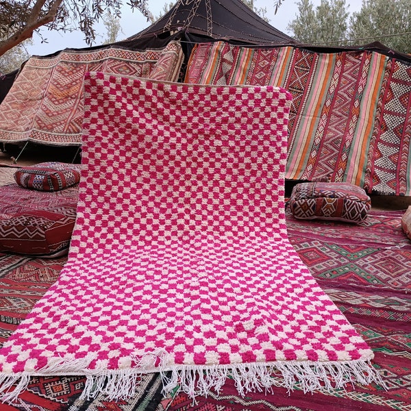 Großer rosa-weiß karierter Teppich, marokkanischer Berber-Karoteppich, karierter Teppich, Schachbrettteppich, Beniourain-Teppich, weicher