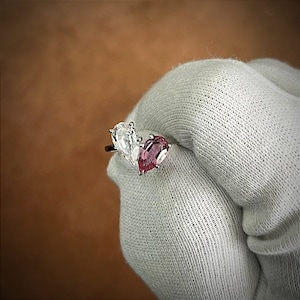 Anillo de turmalina rosa y moissanita / turmalina rosa talla pera / anillo de plata de ley 925 / anillo de promesa / anillo toi et moi / anillo de dos piedras