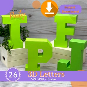Puede incluir: Un conjunto de letras 3D, I, P y J, de color verde brillante. Las letras est&aacute;n hechas de papel o cartulina y est&aacute;n dise&ntilde;adas para ser ensambladas en formas 3D. Las letras est&aacute;n sobre una superficie de madera. La imagen tambi&eacute;n incluye el texto "26 3D Letters SVG-PDF-Studio" y "Descarga instant&aacute;nea".