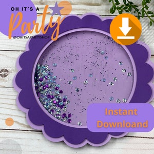 Puede incluir: Marco circular morado con forma de concha con un fondo morado brillante y un diseño de purpurina plateada y morada. El texto "Oh it's a Party" está en la parte superior de la imagen y "@ohitsapartyshop" está debajo. El texto "Descarga instantánea" está en la parte inferior de la imagen.