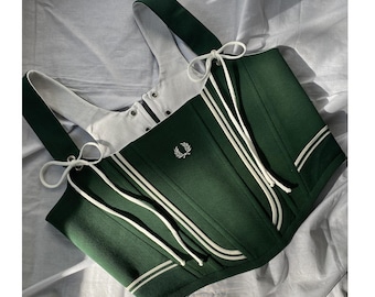 アップサイクルされたテニスポロシャツのコルセット、グリーンとホワイトのリメイクビスチェ、サステナブルなデザイナーズストリートウェア、ヴィンテージポロシャツから作られたハンドメイドコルセットトップ。サイズL