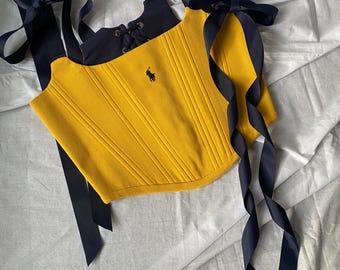 Top corset em algodão piqué amarelo reciclado, alças de fita azul, peça sustentável para o verão.