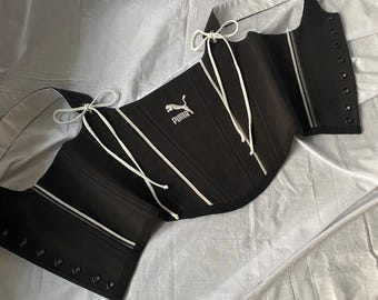 Corset cinza grafite reciclado, amarração branca, top streetwear repaginado, tamanho P.