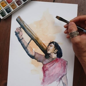 Könnte beinhalten: Ein Aquarellbild einer Person, die einen langen Holzstab hält und ein rosafarbenes und rotes Sari trägt. Die Person blickt nach oben und hat dunkles Haar. Das Bild ist auf weißem Hintergrund mit einem hellorangenen Waschgang.