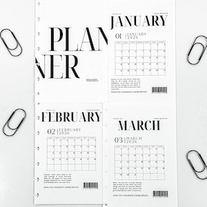 Könnte beinhalten: Ein schwarz-weißer Planer mit dem Wort "PLANNER" in großer Schrift. Der Planer enthält Monatskalender für Januar, Februar und März 2026, mit schwarzen Büroklammern, die um die Seiten verstreut sind.