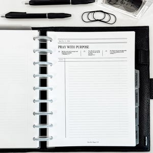 Puede incluir: Un juego de tres tazas de cerámica con un acabado mate moteado. Las tazas son de color crema, gris claro y gris oscuro. Cada taza tiene un diseño simple y minimalista y un asa redondeada.