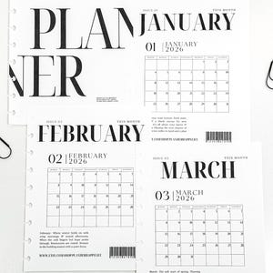Könnte beinhalten: Weiße Planerseiten mit schwarzem Text. Das Wort "PLANNER" steht oben, mit Monatskalendern für Januar, Februar und März 2026. Enthält Text und einen Barcode.
