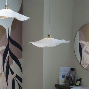 Lampada da soffitto moderna in cartapesta di seta ecologica pronta per l'installazione - Lampada a sospensione, pezzo unico - Regalo fatto a mano