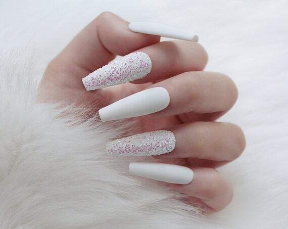 Lovely sugar effect nails by @maidesignz featuring our iridescent