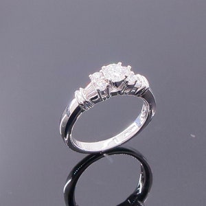 18 K Oro Bianco Classic Diamond Baguette Ring
