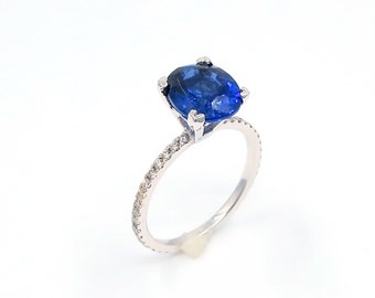 14 K White Gold Delicate Diamond Round Shape Blue Sapphire Ring featuring 4-V Prongs