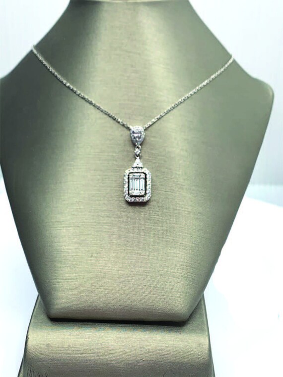 18 K White Gold Diamond Drop Baguette Cluster Pendant surrounded by One Row Halo w/ link Chain, Gold, 2.95 grams, TW of diamonds, 0.67 CT