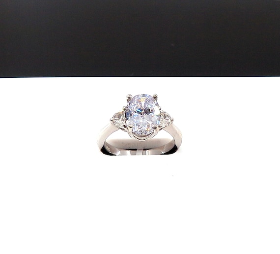 14 K W Gold Diamond Engagement Ring w/ Three Carat Oval Shaped Diamonds and Two Half Moon on Both Sides, Gold, 3.4 grams