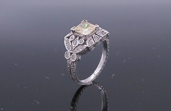 18 K White Gold Diamond Ring / Band Antique Design with Side Galleria