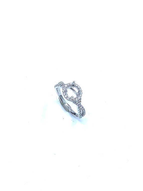 18 K White Gold Diamond Engagement Ring with Twisted Shanks